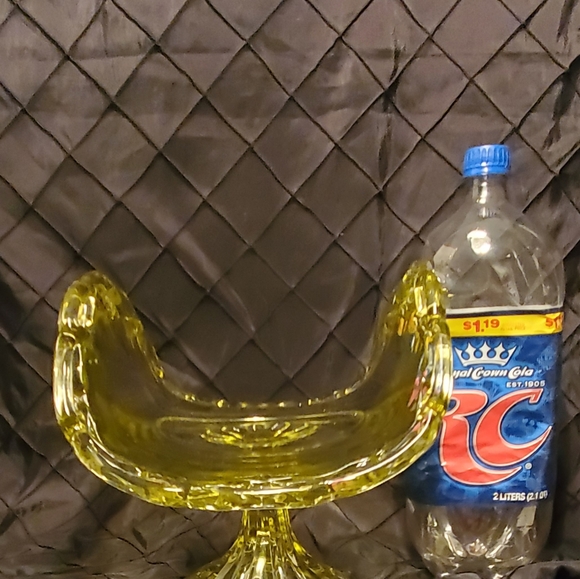 Vintage Indiana Large Lace Glass Yellow Banana Bowl